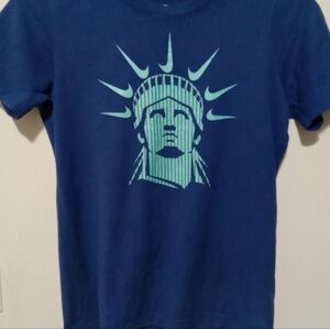 Nike statue of liberty shirt Boys Size Small Color blue
